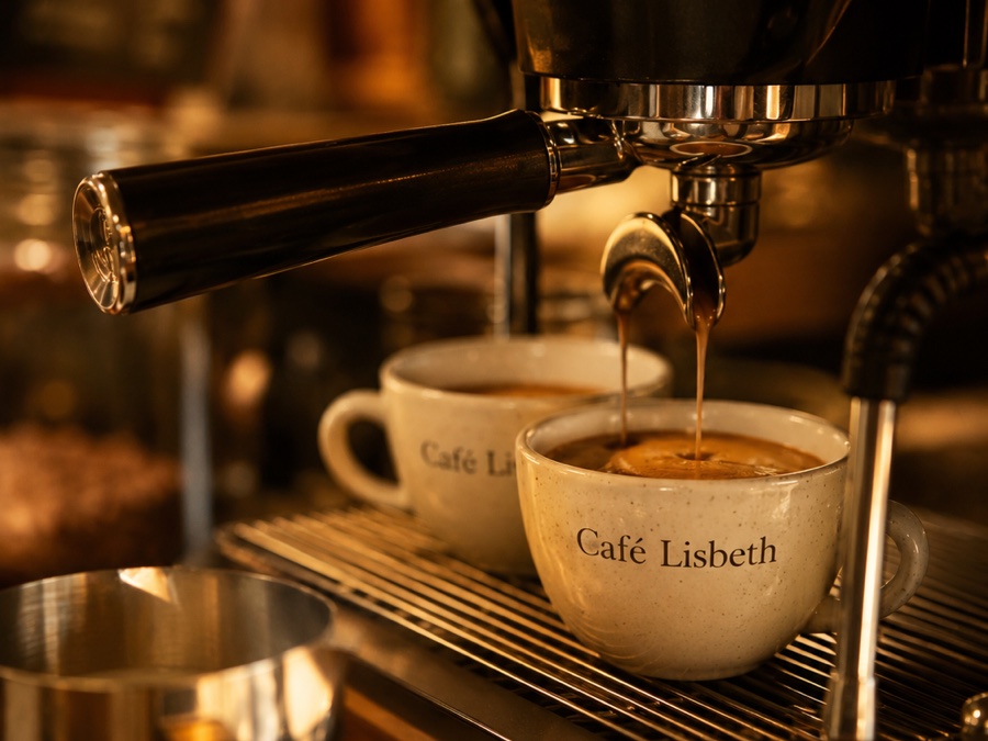 Frisch gebrühter Espresso in Café-Lisbeth-Tasse an der Siebträgermaschine